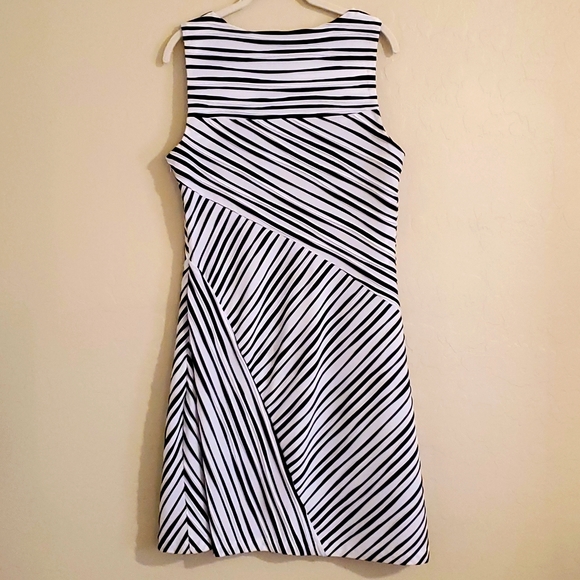 Ellen Tracy Black and White Striped Sleeveless Midi Dress Size 10 - Picture 5 of 5